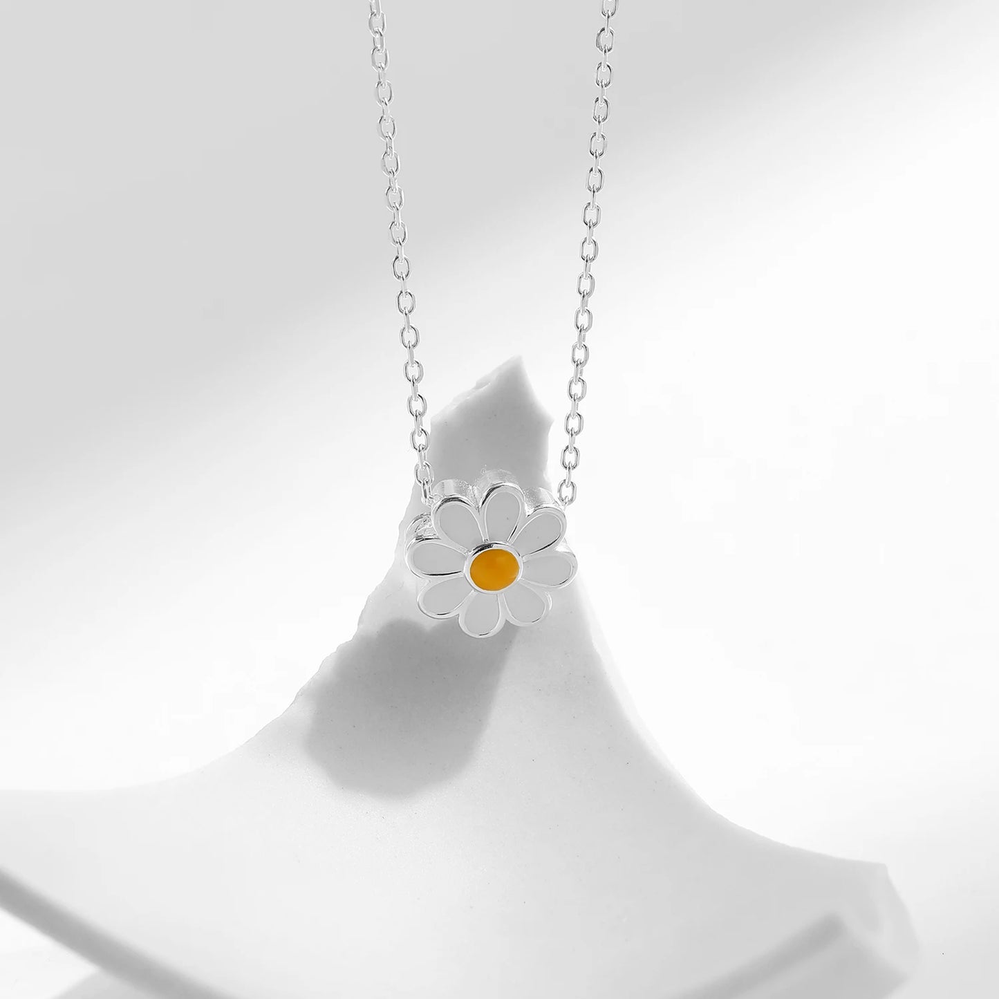 Women’s Daisy Flower Necklace in 925 Sterling Silver