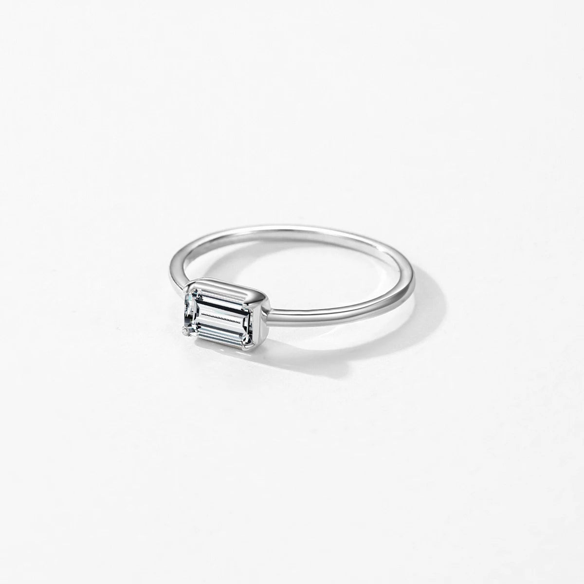 Women’s Minimalist Solitaire Ring in 925 Sterling Silver