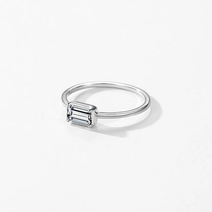 Women’s Minimalist Solitaire Ring in 925 Sterling Silver