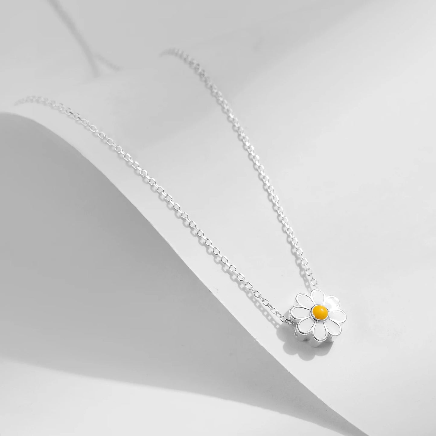 Women’s Daisy Flower Necklace in 925 Sterling Silver